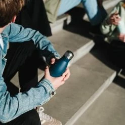 Beste deal 🧨 Juicy Blossom Drinkfles - 500ml - Stainless Steel Bottle - Roestvrij Staal - Waterfles - Drinkbus - Thermosfles (Nachtblauw) 🤩 -T-fal winkle 550x366 135