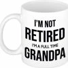 Hete verkoop 🌟 Bellatio Decorations Im Not Retired Im A Full Time Grandpa Koffiemok / Theebeker - 300 Ml - Wit - Opa / Kantoorhumor / VUT / Pensioen - Grappige Cadeau Mok / Beker Voor Collega ✨