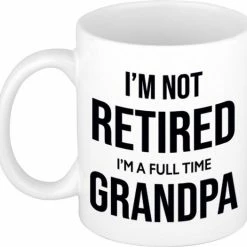 Hete verkoop 🌟 Bellatio Decorations Im Not Retired Im A Full Time Grandpa Koffiemok / Theebeker - 300 Ml - Wit - Opa / Kantoorhumor / VUT / Pensioen - Grappige Cadeau Mok / Beker Voor Collega ✨