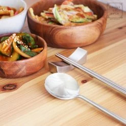Beste Pirce 🎁 House Of Husk 1 Persoons Chopstick Lepel Set - 1 Paar Metalen Koreaanse Eetstokjes - Inclusief Eetlepel En Houder - RVS - Metaal - Eetstokjes - Koreaans - Vaatwasserbestendig - Sushi Chopsticks - Noodles - Zilver 🧨 -T-fal winkle 550x550 290